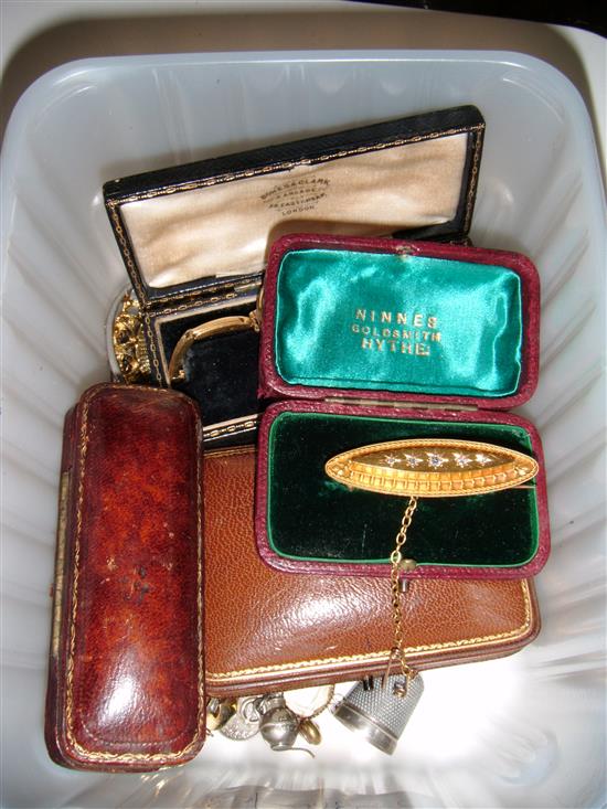 18ct gold wedding ribbon brooch, gold watch and other gold jewellery etc.